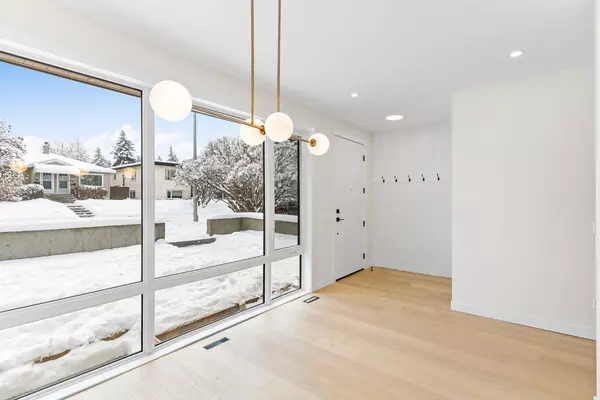 Calgary, AB T2M 2B2,726 25 AVE Northwest