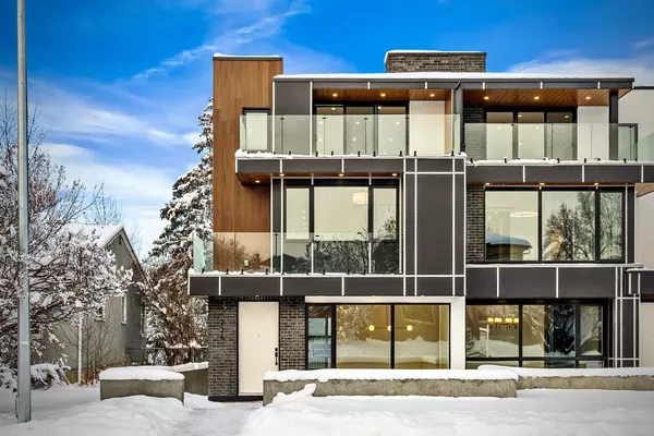 Calgary, AB T2M 2B2,726 25 AVE NW