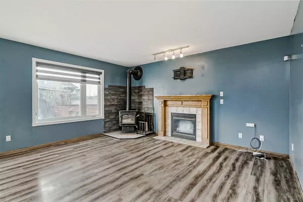 Calgary, AB T3J 4M5,6113 Saddlehorn DR NE