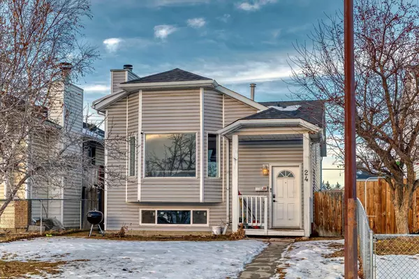 24 Erin Meadow WAY Southeast, Calgary, AB T2B 3A2