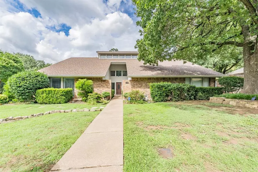 2703 Shadow Drive W, Arlington, TX 76006