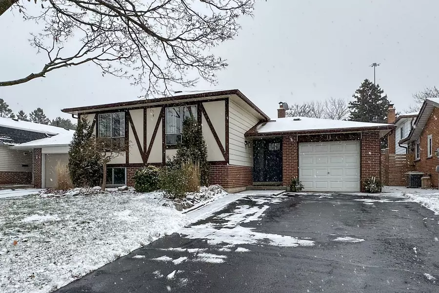 11 Flemington CT, Whitby, ON L1N 5X1