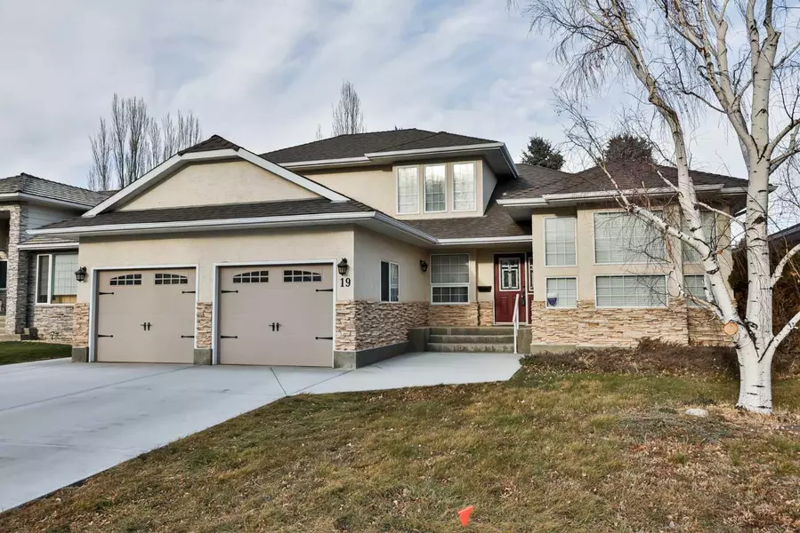 19 Coachwood RD West, Lethbridge, AB T1K 6B6