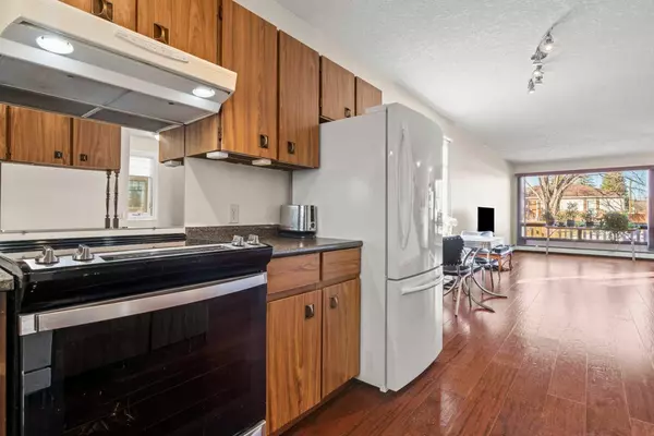 Calgary, AB T2M 1R5,1723 22 AVE NW