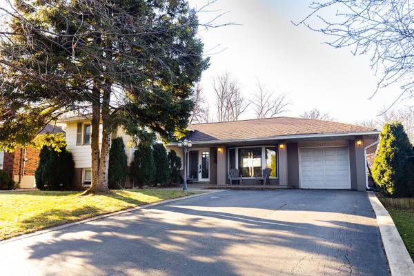 452 Southland CRES, Oakville, ON L6L 3N8