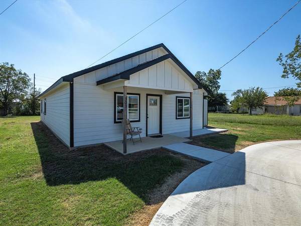 303 Ussery Street, Bowie, TX 76230