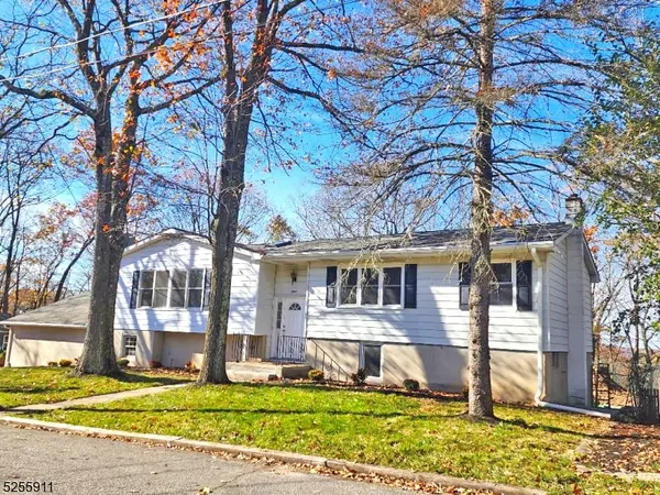 8 Michigan Trl, Hopatcong Boro, NJ 07843