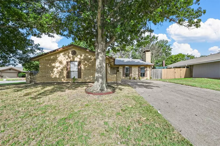 2901 Woodbridge Drive, Bedford, TX 76021