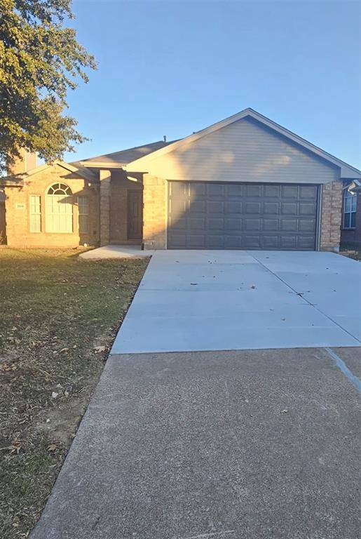 3956 Holly Hill Drive, Grand Prairie, TX 75052