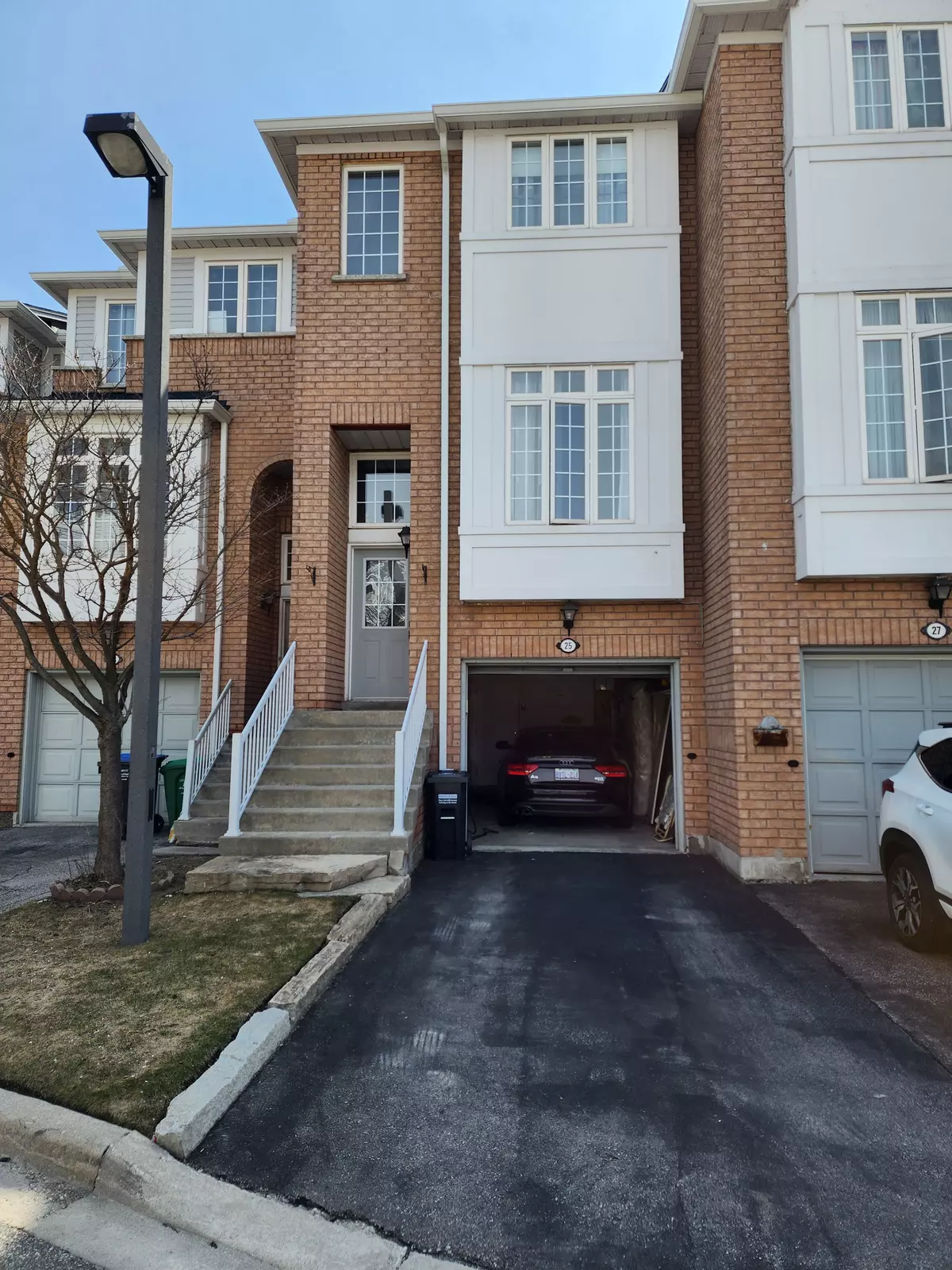 Mississauga, ON L5B 4L3,280 Hillcrest AVE #25