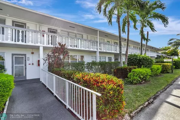 Deerfield Beach, FL 33442,312 Oakridge R  #312