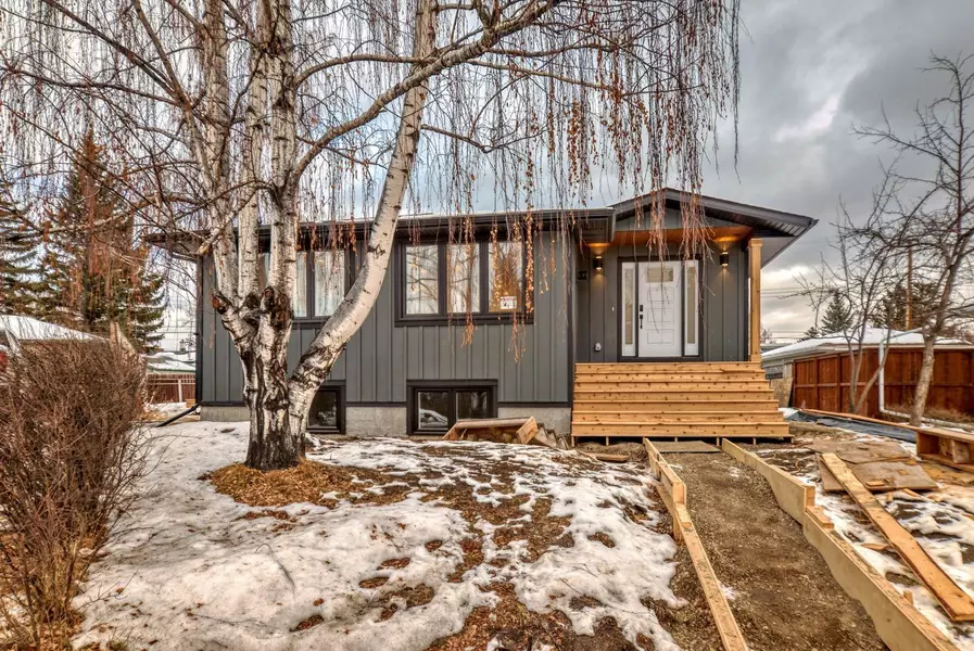 16 Hager PL Southwest, Calgary, AB T2V 3L9