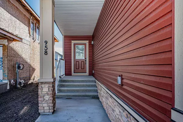 Airdrie, AB T4B 5K3,958 Bayview Rise SW