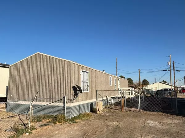 2046 Rhodes St, Pecos, TX 79772