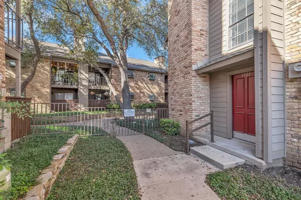 Dallas, TX 75248,15221 Berry Trail #1101