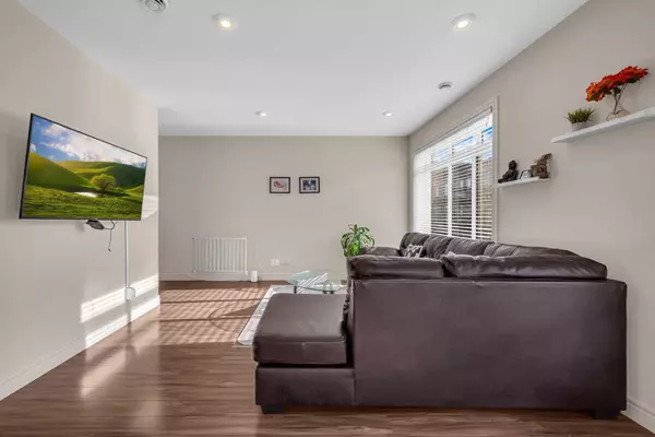 Calgary, AB T3J0Y3,146 Savanna WALK Northeast