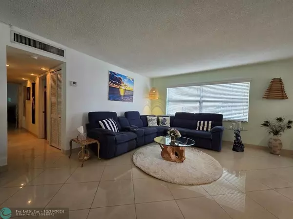 Hallandale Beach, FL 33009,121 Golden Isles Dr  #201