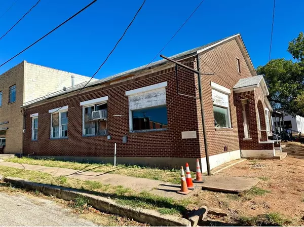 100 N Houston Street, De Leon, TX 76444