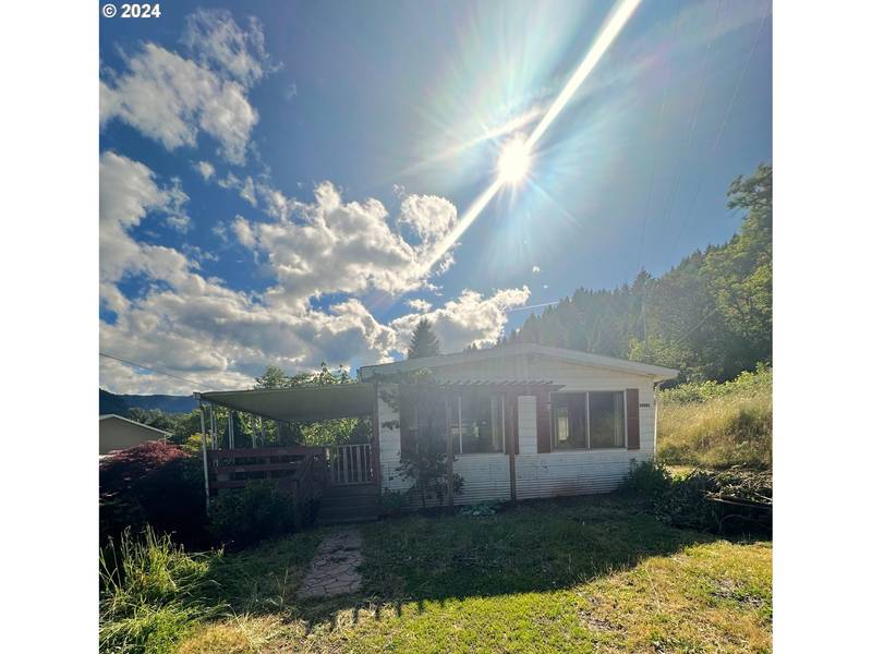 76582 Davis RD, Oakridge, OR 97463