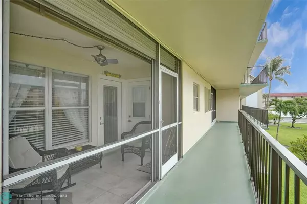 Deerfield Beach, FL 33441,810 SE 7th St  #207A