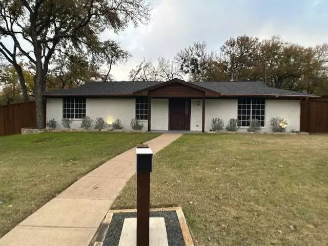 302 Dunaway Drive, Euless, TX 76040