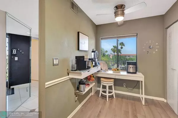 Delray Beach, FL 33446,7350 Kinghurst Dr  #402