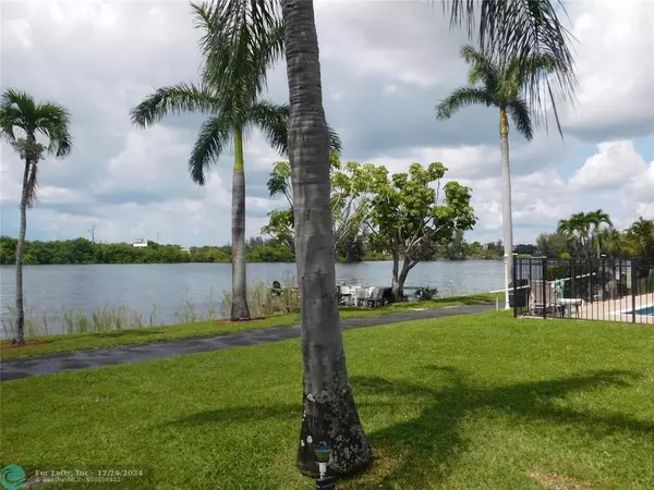 Deerfield Beach, FL 33064,960 Crystal Lake Dr