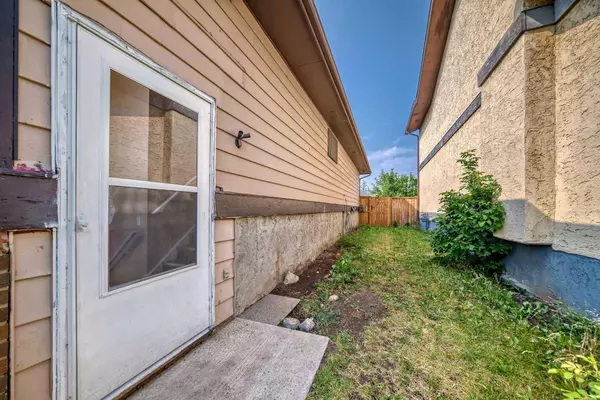 Calgary, AB T3J 1E3,112 Falwood CRES NE