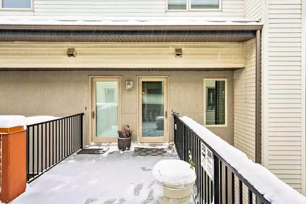 Calgary, AB T2T 1H4,1905 27 AVE SW #212