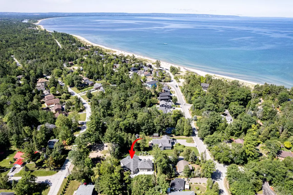 Wasaga Beach, ON L9Z 2R5,833 EASTDALE DR