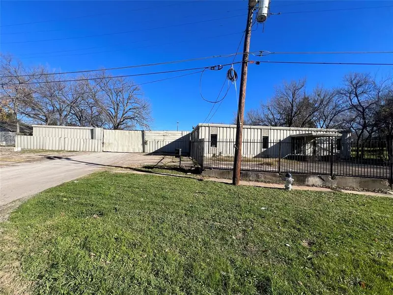 2940 Coombs Creek Drive, Dallas, TX 75233