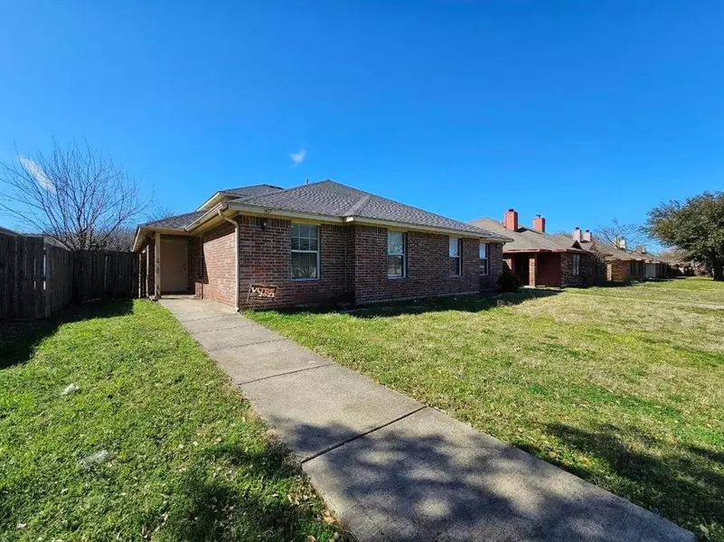 1437 N Bluegrove Road, Lancaster, TX 75134