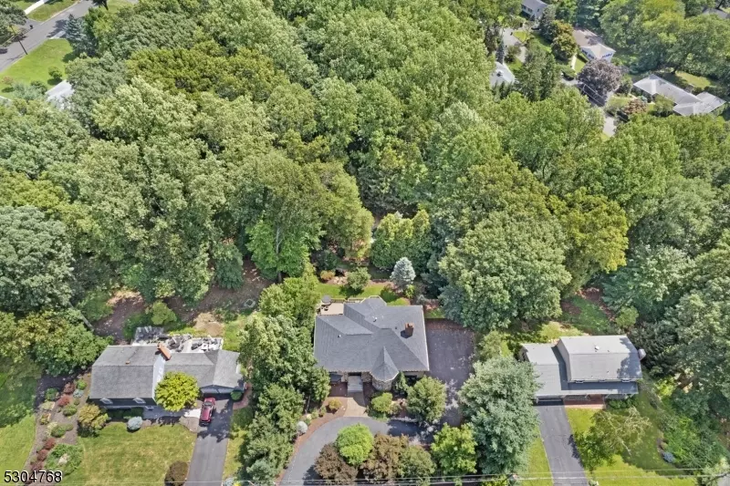 50 Leamoor Dr, Morris Plains Boro, NJ 07950