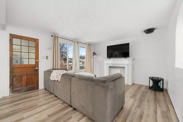 Calgary, AB T2B 1C7,2216 41 ST Southeast