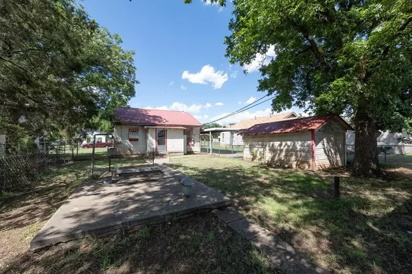 Childress, TX 79201,406 SE Ave H