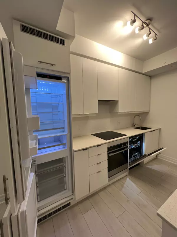 Mississauga, ON L5B 0N6,30 Elm DR #1108