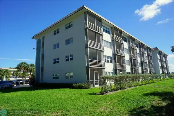 Deerfield Beach, FL 33064,4311 Crystal Lake Dr  #321