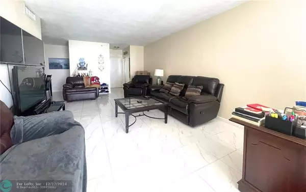 Hollywood, FL 33019,3001 S Ocean Dr  #1225