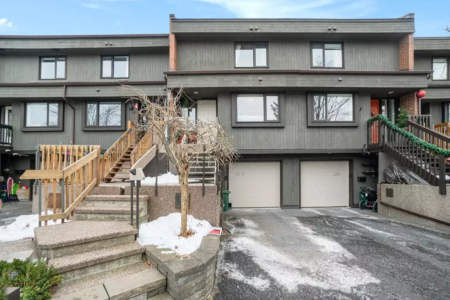 2308 Walsh AVE, Woodroffe, ON K2B 7C2