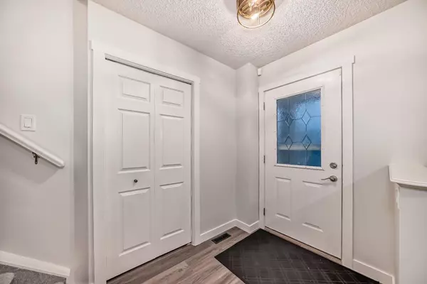 Calgary, AB T3P 1E2,209 Evansmeade Close Northwest