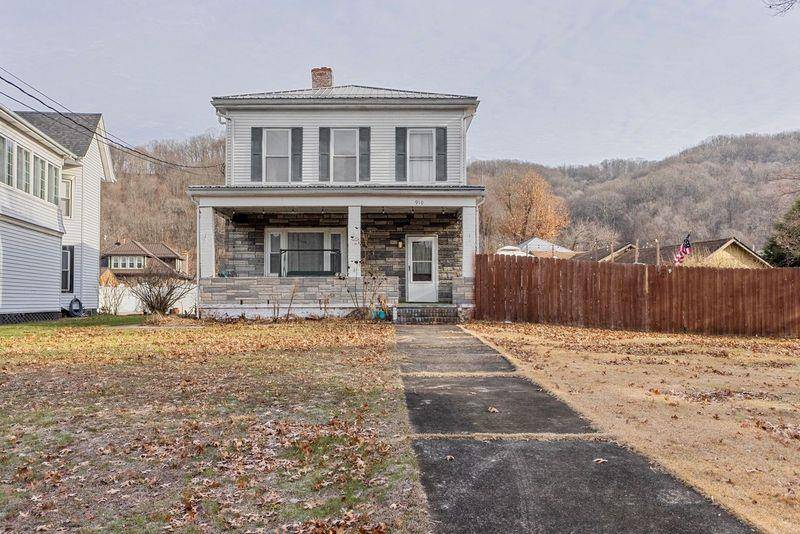 910 Ridge Avenue, New Cumberland, WV 26047