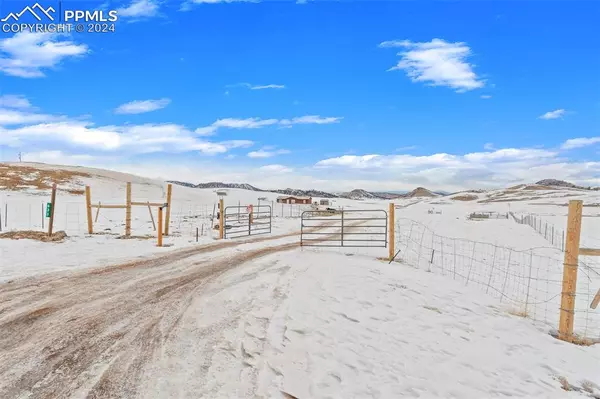 633 Ahlers LN, Hartsel, CO 80449