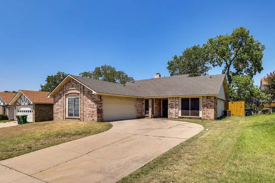 7105 Forestview Drive, Arlington, TX 76016