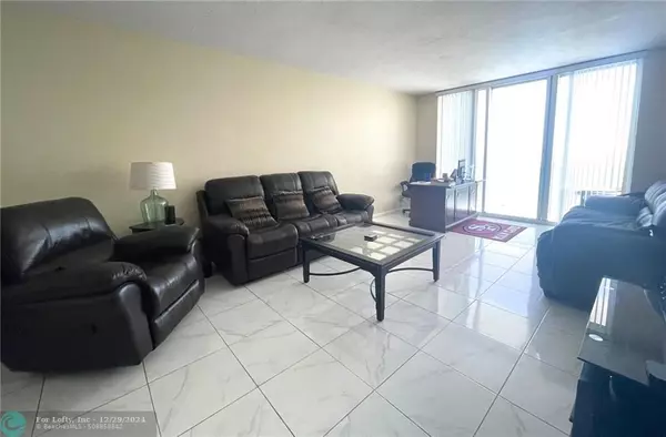 Hollywood, FL 33019,3001 S Ocean Dr  #1225