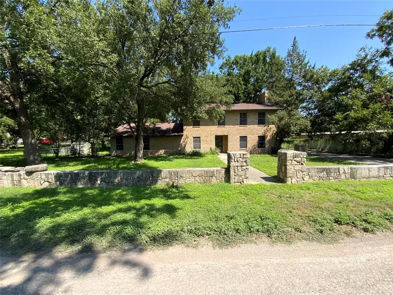 216 N Pinto Street, Comanche, TX 76442