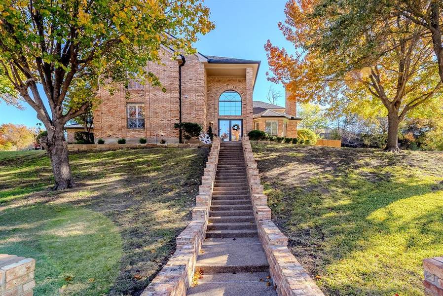 16 Thornhill Road, Benbrook, TX 76132