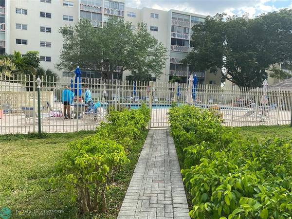 1001 NE 14  #403, Hallandale Beach, FL 33009