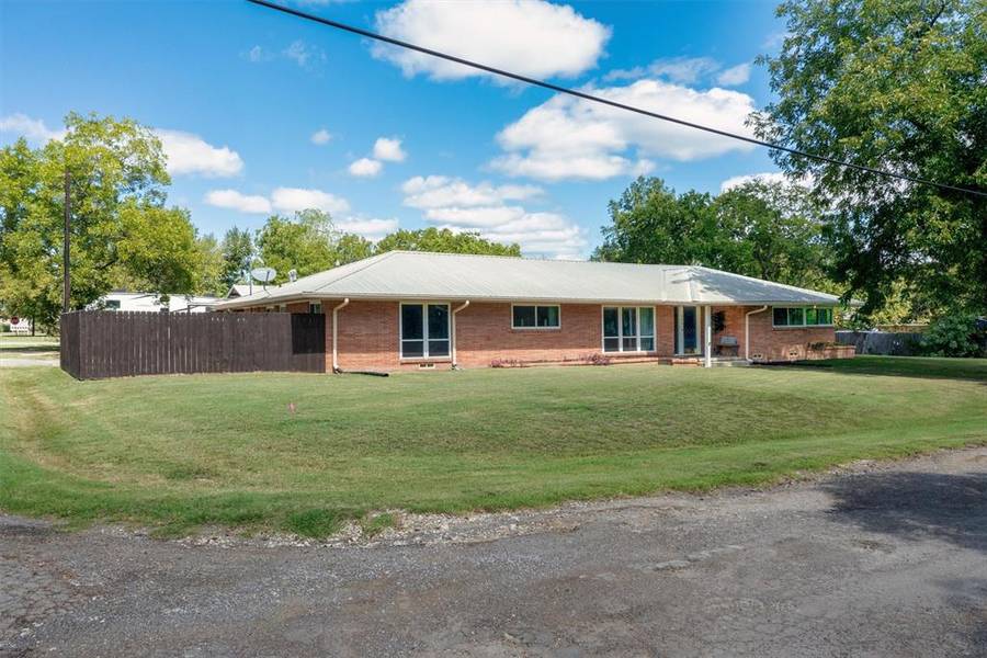 406 W Dallas Street, Wolfe City, TX 75496