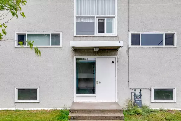 Calgary, AB T3E 0P1,4015 26 AVE SW