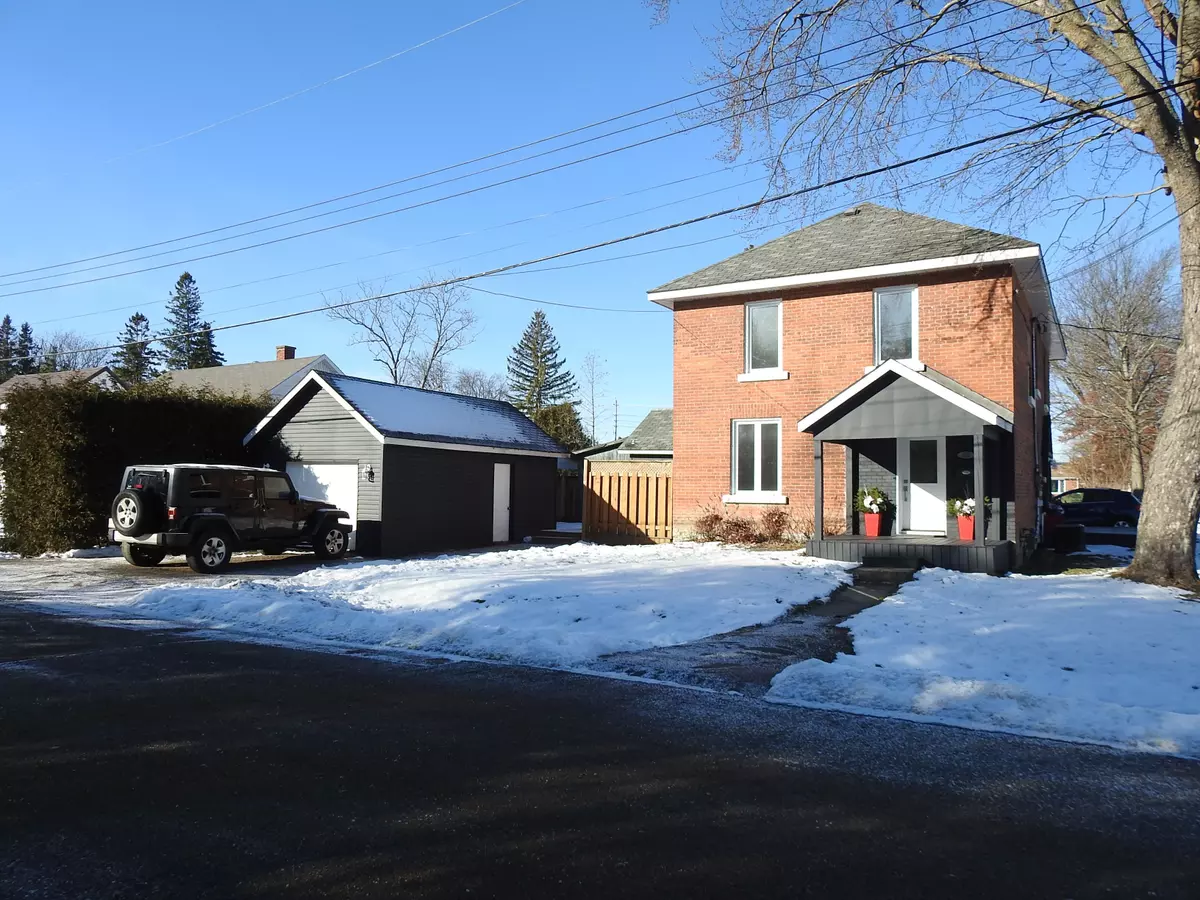 Renfrew, ON K8A 5E9,322 SECOND AVE